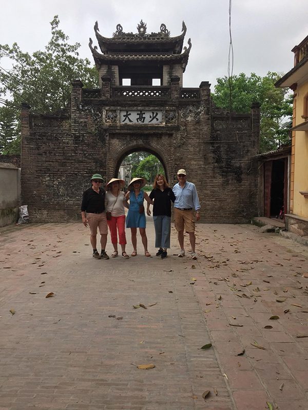 Devant la porte ancienne du village artisanal de 
