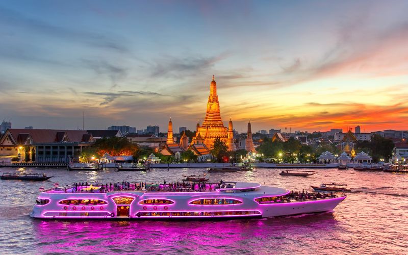 Take a boat ride on the Chao Phraya River at dusk and enjoy the view of Wat Arun
