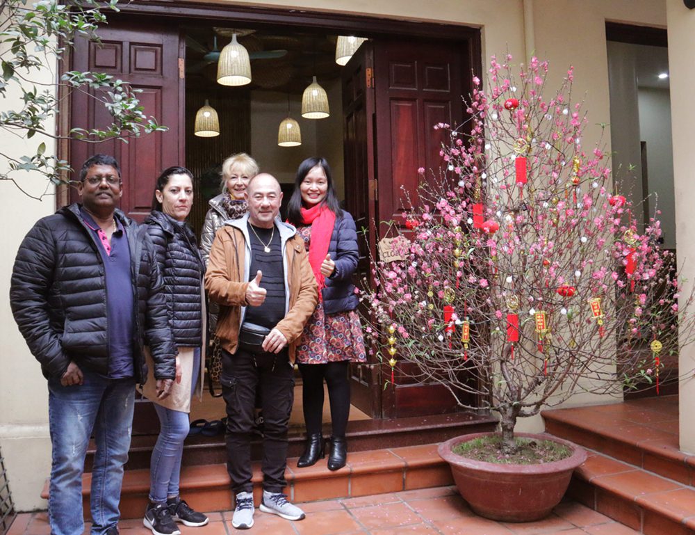 Groupe M. Michel chez bureau de Paradise Travel