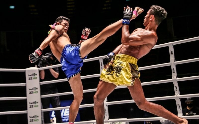 Two fighters are fighting fiercely in a Muay Thai match